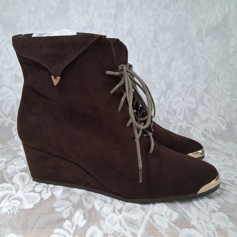 Hot In Hollywood Ankle Boots Chocolate Brown Suede Leatherette Gold Accents Sz 8